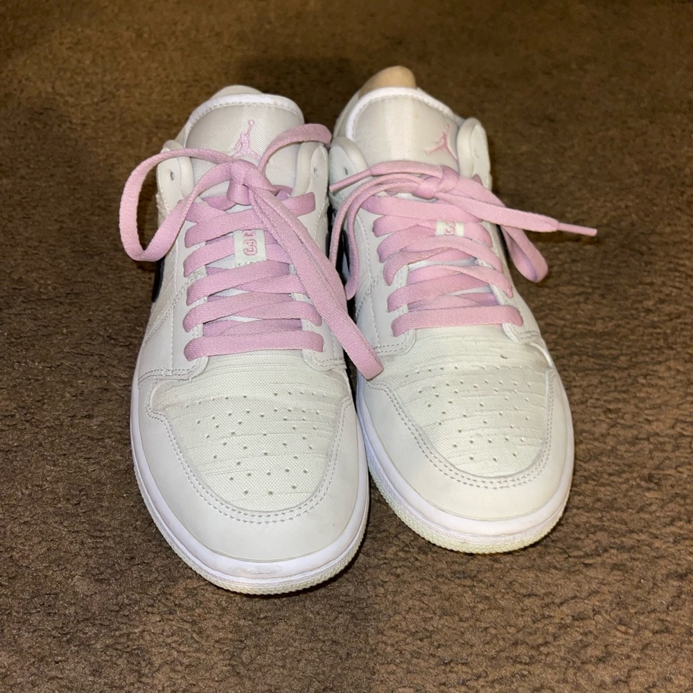 Air Jordan 1 Low SE Barely Green Pink